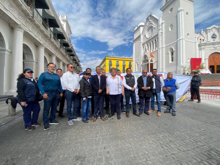 Protestan y toman el centro de Xalapa líderes sindicales de SESVER; piden mesa de diálogo con la gobernadora Nahle