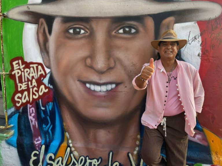 “El Pirata de la Salsa” Montalvo firma mural en su honor en el barrio de La Huaca