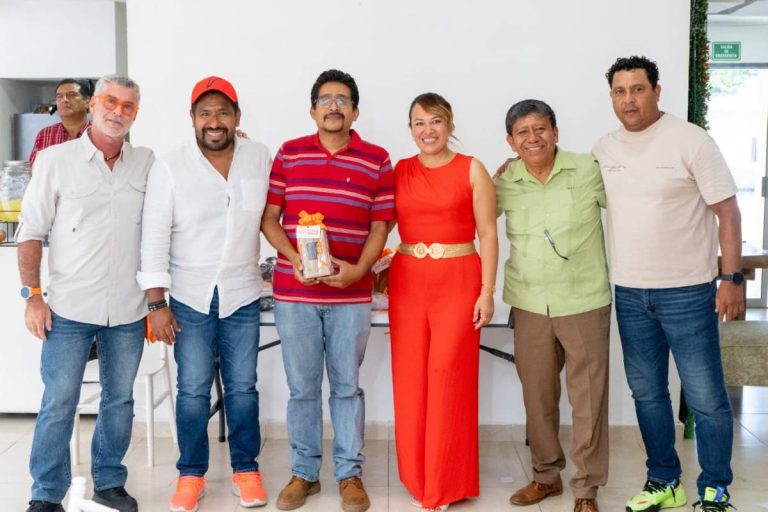 Pablo Caballero de apoyo escolar a planteles educativos de Boca del Río y Jamapa
