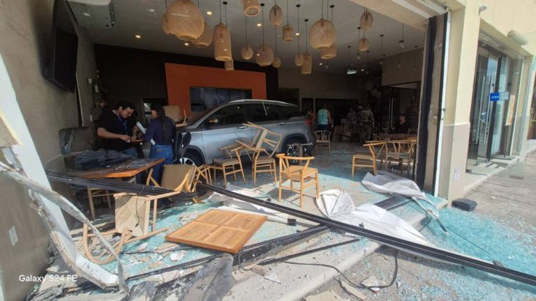 Sujeto estaciona su camioneta dentro de una cafetería y deja varios lesion@dos en Veracruz puerto
