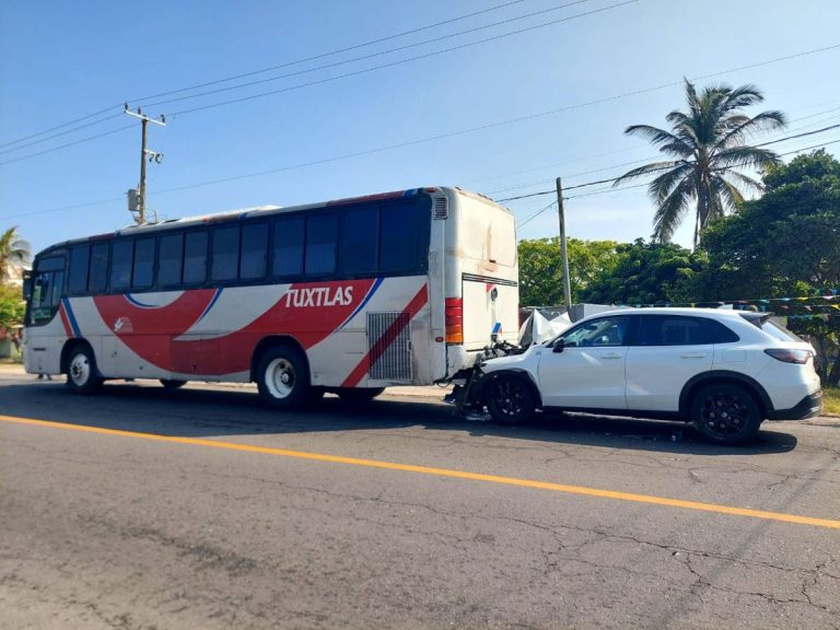 Dos adultos de Lerdo son trasladados al hospital tras imp@ctarse con autobús de Los Tuxtlas en Alvarado