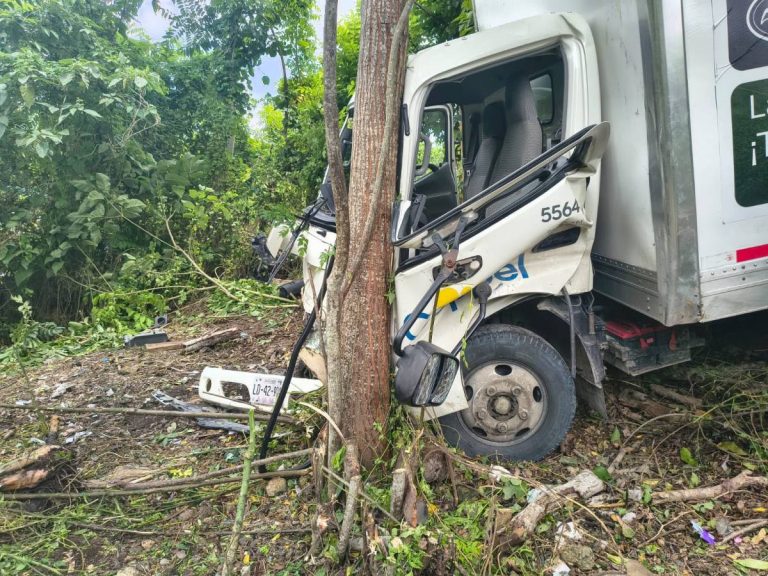 Conductor de Coppel queda prensado tras chocar contra un árbol en Papantla