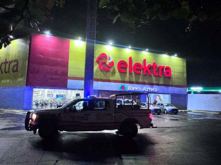 As@lt@n Elektra en Medellín de Bravo usando la lluvia como escudo