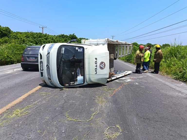 Falla mecánica provoca aparatoso accid3nte en la Alvarado, menor resulta lesi0nada
