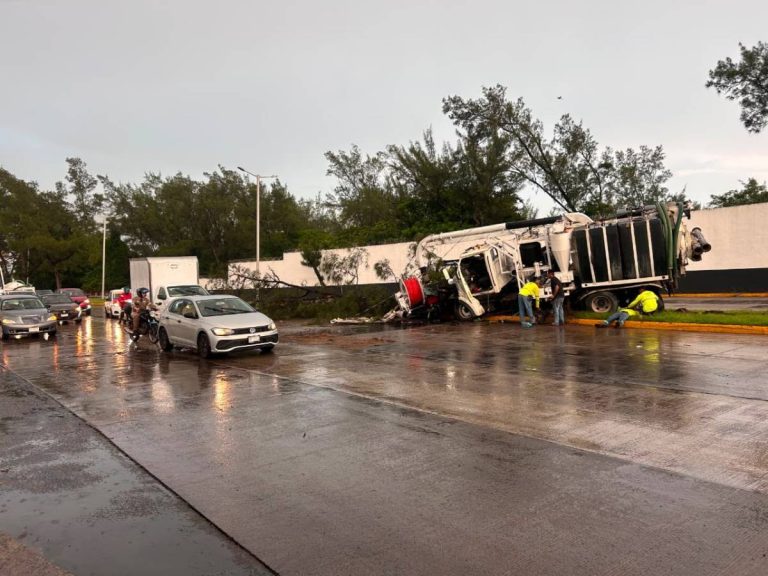 Vactor de Grupo MAS vuelca en calle de Veracruz y genera caos vial