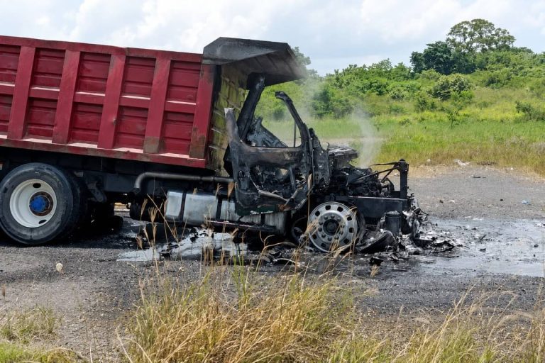 Queman camiones materialistas en zona norte de Veracruz