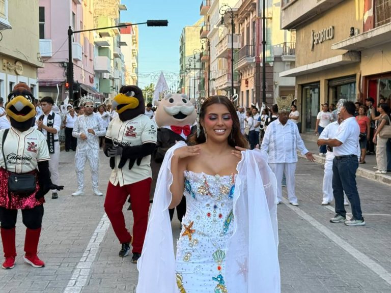 El Carnaval de Veracruz se viste de blanco; la ex reina de belleza Indira Meneses se registra como aspirante al trono 2027