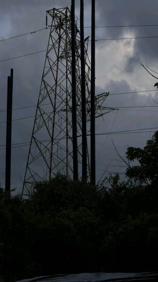 Tromba y rayo golpean Alvarado; daños en zona de «aliñadores» y torre eléctrica