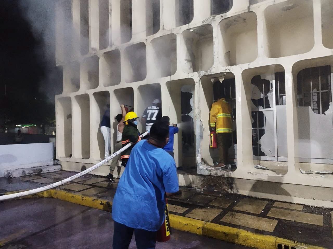 Incendio en el Hospital de Especialidades de Veracruz es controlado; no reportan lesionados