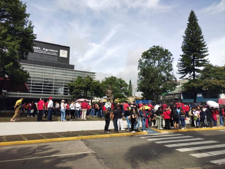 Protestan trabajadores del SUTISSSTE en Xalapa